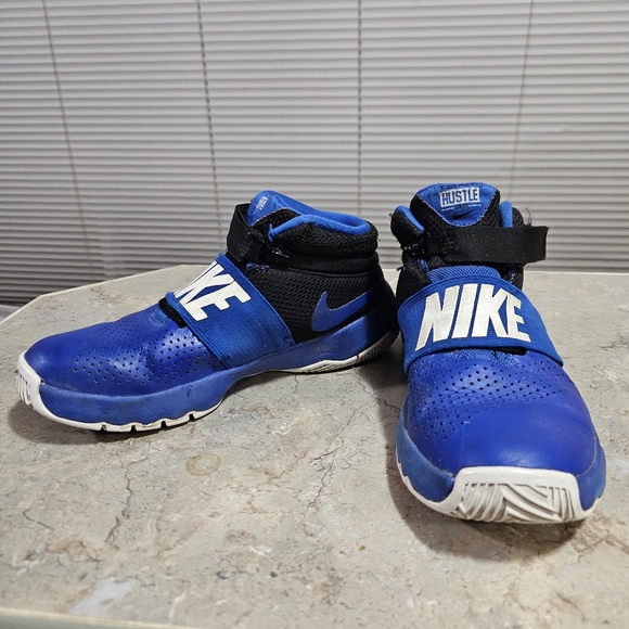 Nike Team Hustle D 8 GS Basketball Shoes Size 4.5Y Royal White Black - Picture 3 of 9